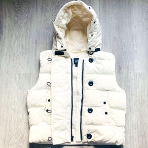 GAP white puffy vest. Size Medium in woman's clothing (8-10).
